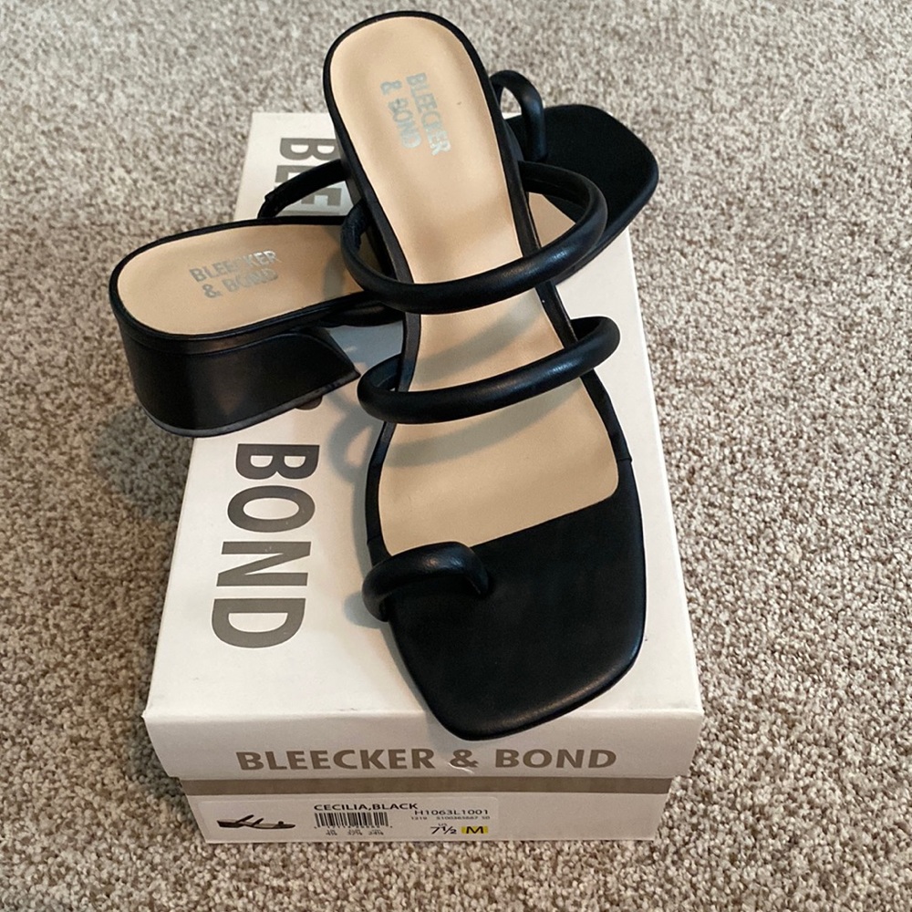 NWOT Bleecker & Bond Sandals